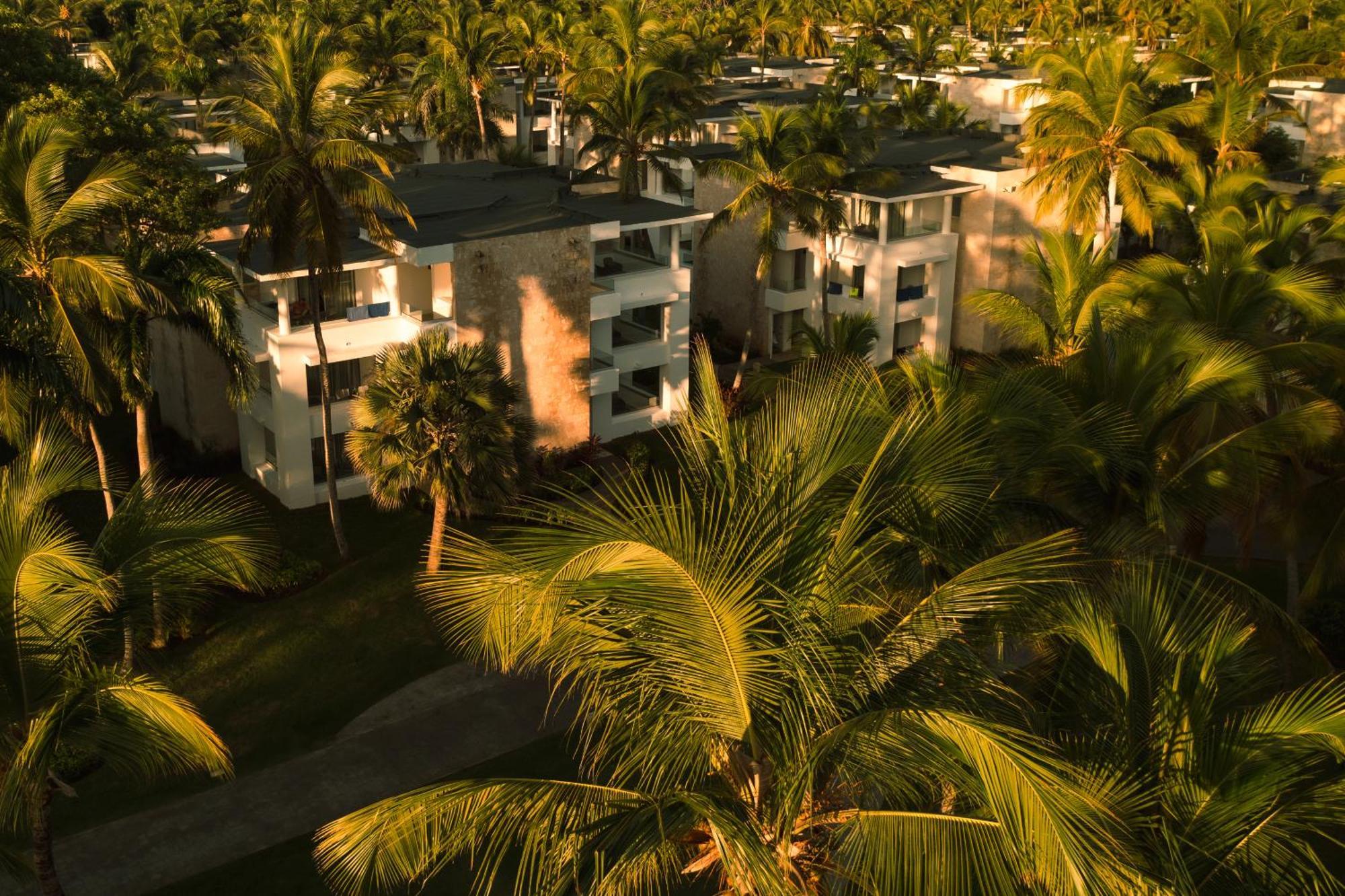 Grand Bavaro Princess (Adults Only) Zewnętrze zdjęcie The resort at night